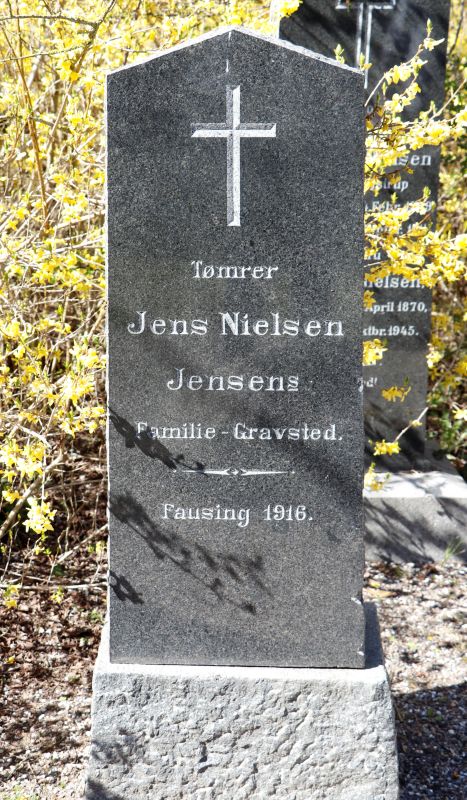 Jens Nielsen Jensen's familie gravsted.JPG